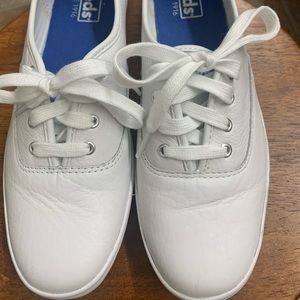 Leather size 7 Keds. Love them but unfortunately they didn’t fit me .